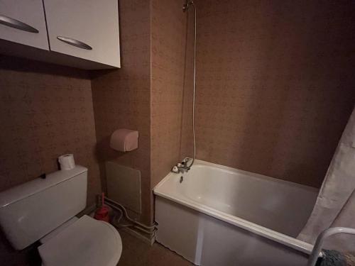 une salle de bain avec toilettes, baignoire et lavabo dans l'établissement Appartement confortable, balcon, Cauterets - FR-1-812-6, à Cauterets