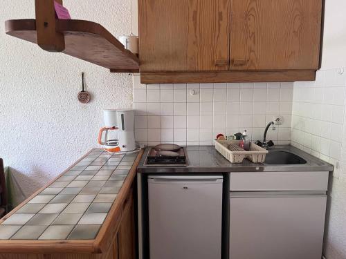 une cuisine avec un évier et un plan de travail dans l'établissement Appartement confortable, balcon, Cauterets - FR-1-812-6, à Cauterets