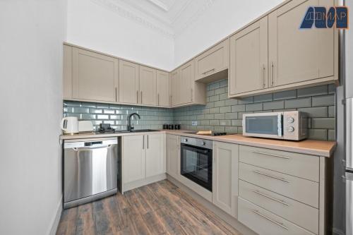 Η κουζίνα ή μικρή κουζίνα στο Modern 2 Bed Sleep 4 In Gourock
