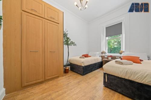 Ένα ή περισσότερα κρεβάτια σε δωμάτιο στο Modern 2 Bed Sleep 4 In Gourock