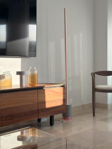 a table with a lamp and a glass jar on it at Bellver Home Apartamentos in Chella