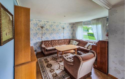 Ruang duduk di Awesome Home In Erfjord With Wifi