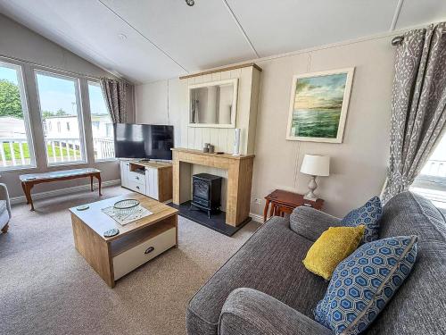 Gallery image of Beautiful 4 Berth Lodge With Decking At Manor Park In Hunstanton Ref 23038C in Hunstanton