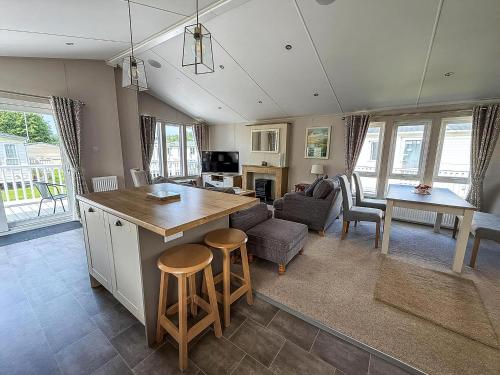 Gallery image of Beautiful 4 Berth Lodge With Decking At Manor Park In Hunstanton Ref 23038C in Hunstanton