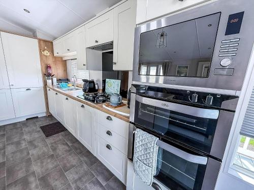 Gallery image of Beautiful 4 Berth Lodge With Decking At Manor Park In Hunstanton Ref 23038C in Hunstanton