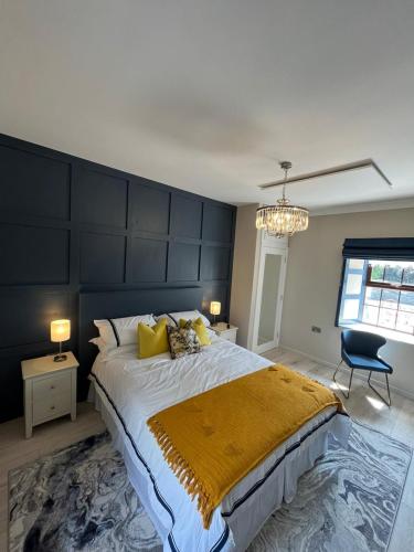 a bedroom with a large bed and a chandelier at Oakdale Lodge 