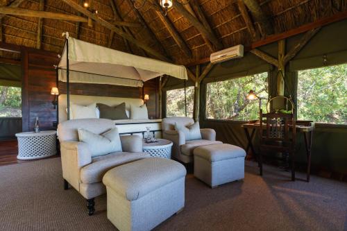 Un lugar para sentarse en Lalibela Game Reserve Tree Tops Safari Lodge