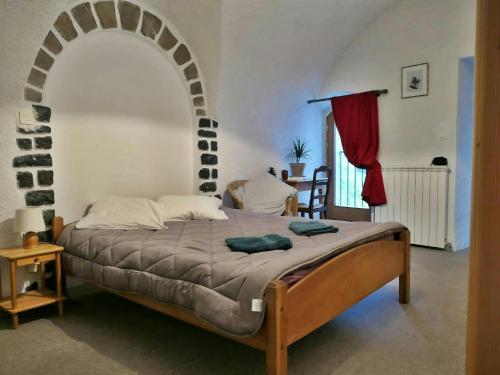- une chambre avec un grand lit et une voûte dans l'établissement CASA-Solo Tu chambre 2 adultes 1 enfant, à Molines-en-Queyras