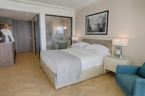Postel nebo postele na pokoji v ubytování Mövenpick Hotel Beirut