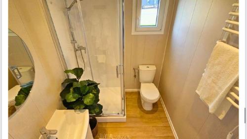 Koupelna v ubytování Makosieje Modern House - bon turystyczny,15 m od jeziora,ogrzewanie,wifi