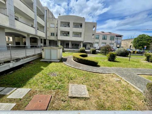 een gebouw met een grasveld voor een gebouw bij La Ciminiera in Prato