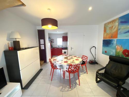 une cuisine et une salle à manger avec une table et des chaises dans l'établissement A quelques pas de la plage, à La Tranche-sur-Mer