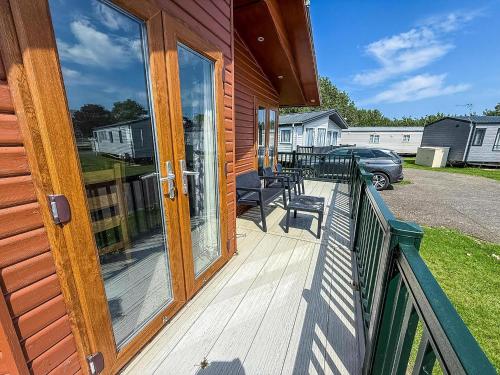 Fotografie z fotogalerie ubytování Modern 4 Berth Lodge With Decking At Manor Park In Hunstanton Ref 23024W v destinaci Hunstanton