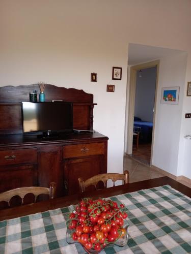 a table with a bunch of tomatoes on it at Scicli Città felice in Scicli