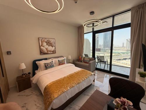 une chambre avec un grand lit et une grande fenêtre dans l'établissement Maryah Island Elegant Studio Near Cleveland & ADGM, à Abu Dhabi