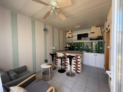 un salon avec un canapé et une cuisine dans l'établissement Soleil et Sable, à Mimizan-Plage