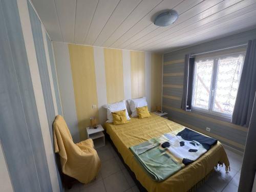 une petite chambre avec un lit et une fenêtre dans l'établissement Soleil et Sable, à Mimizan-Plage