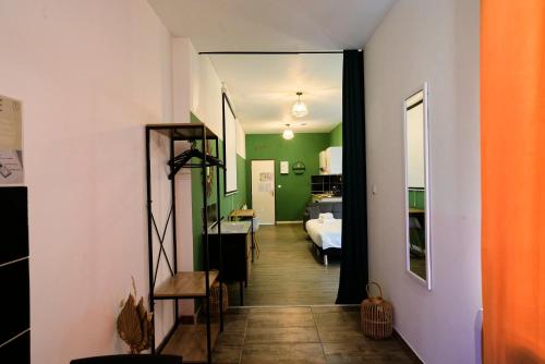 - un couloir avec une chambre dotée d'un lit et d'un miroir dans l'établissement NG Prestige - Lille I Roubaix Centre - 121 - Balnéo - Kitchenette - Terrasse - WIFI - NETFLIX, à Roubaix