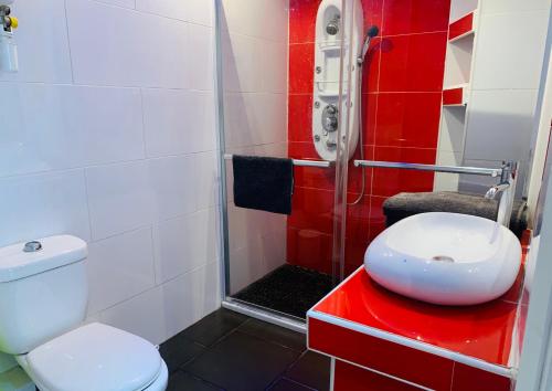 une salle de bain avec une douche avec des toilettes et un lavabo dans l'établissement La Cachette 70 et 139, à La Grande Motte