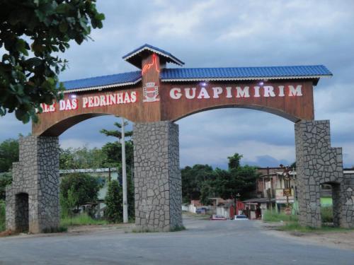 an archway with a sign that reads gromycin at Casa Recanto do Vale in Guapimirim