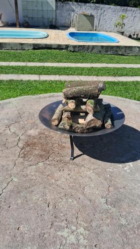 a table with a bench on top of it at Casa Recanto do Vale in Guapimirim