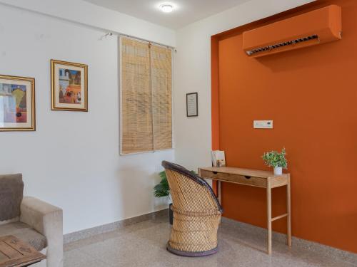 a room with a desk and a chair and a window at Thamosa Stays in Jaipur