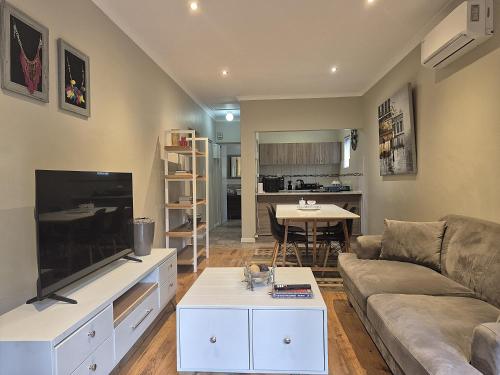 Μια τηλεόραση ή/και κέντρο ψυχαγωγίας στο Mistys Apartment Durbanville