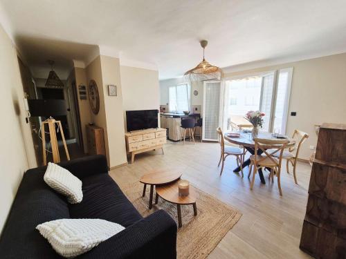 un salon avec un canapé et une table dans l'établissement 2 chambres, climatisation, à deux pas de la mer, à La Seyne-sur-Mer