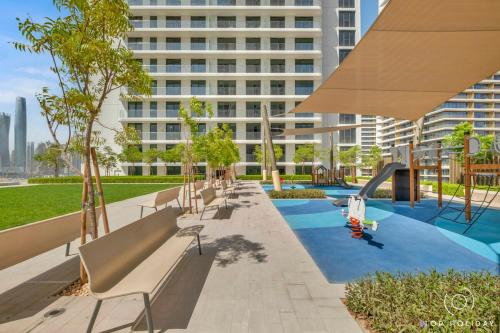 Piscina de la sau aproape de Luxury High floor apartment Atlantis & palm view