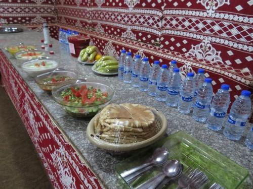 Jídlo v kempu nebo okolí