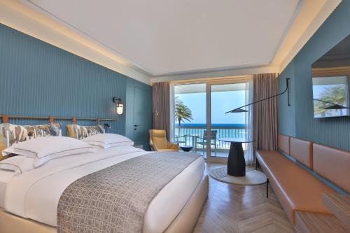 Postel nebo postele na pokoji v ubytování Mövenpick Hotel Beirut