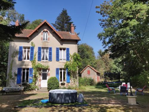 Romantic 19th century house with large garden and BBQ