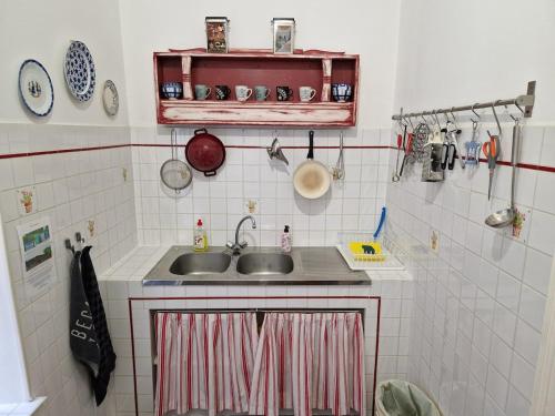 une cuisine avec un évier et un comptoir avec des ustensiles dans l'établissement Romantic 19th century house with large garden and BBQ, à La Celle-sous-Gouzon