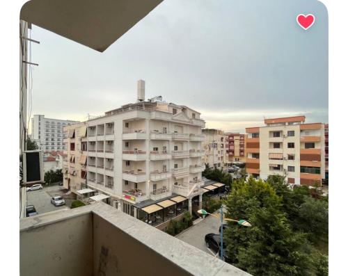 una vista di un edificio da un balcone di Holiday House a Golem