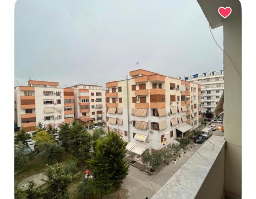 una vista di una città con edifici alti di Holiday House a Golem