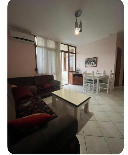 un soggiorno con un divano e un tavolo di Holiday House a Golem