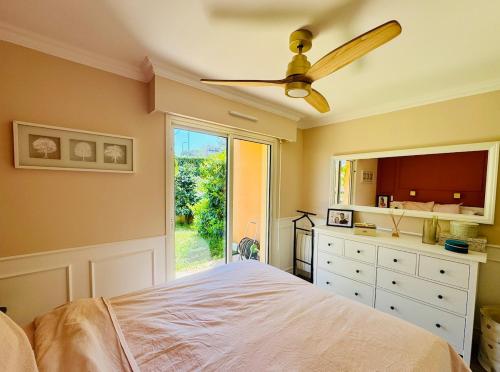 une chambre avec un lit avec un ventilateur de plafond dans l'établissement Charming apartment with garden, à Antibes