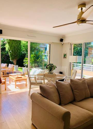 un salon avec un canapé et une table dans l'établissement Charming apartment with garden, à Antibes