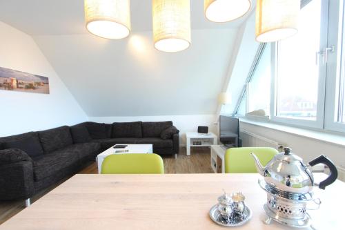 a living room with a table and a couch at Insel Sehnsucht in Langeoog