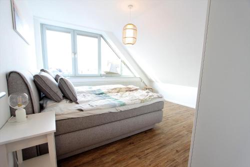 a bed in a room with a window at Insel Sehnsucht in Langeoog