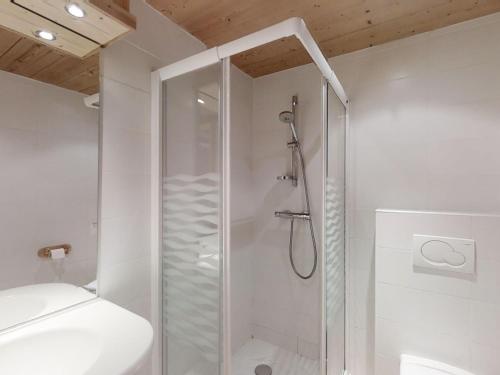 une salle de bain avec une douche avec une porte vitrée dans l'établissement Appartement cosy près des pistes avec balcon au Grand-Bornand - FR-1-467-56, au Grand-Bornand