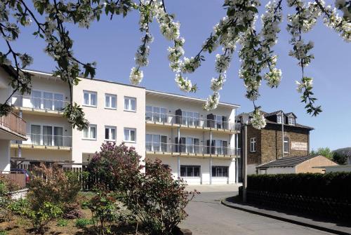 an exterior view of a white apartment building at Landhotel Sanct Peter in Bad Neuenahr-Ahrweiler
