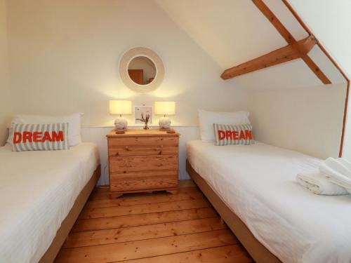Una cama o camas en una habitación de Harbour House