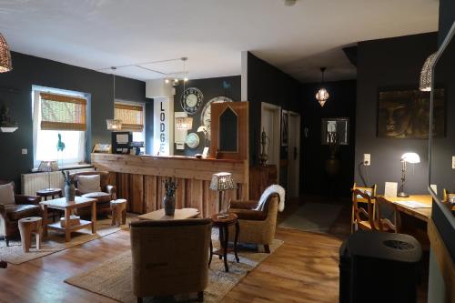 una stanza con bar e alcune sedie e tavoli di Lodge Seaside Boutique Hotel a Heiligendamm