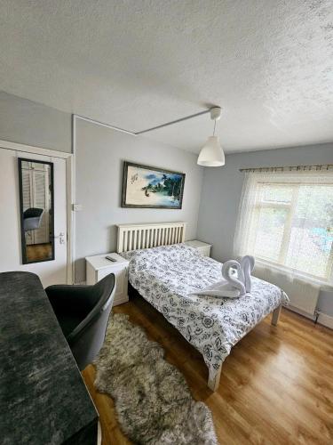 Ένα ή περισσότερα κρεβάτια σε δωμάτιο στο Spacious Double Room Near Heathrow Airport