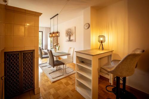 ビショフスハイム・アン・デア・レーンにあるFerienhaus Heimatliebe Rhönのデスクとテーブル付きのホームオフィス