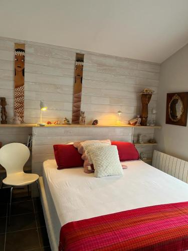 - une chambre avec un lit, une chaise et des étagères dans l'établissement Villa 6 pers piscine vue port parking, à La Teste-de-Buch