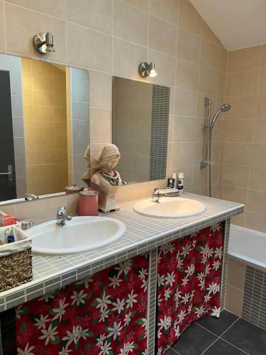 une salle de bain avec deux lavabos et un grand miroir dans l'établissement Villa 6 pers piscine vue port parking, à La Teste-de-Buch