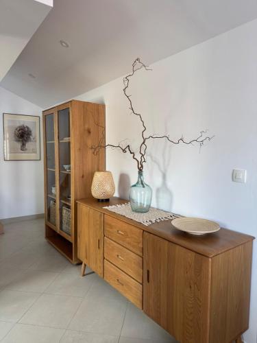 un vase sur une armoire en bois dans une pièce dans l'établissement Renovated luxury cocoon Place Masséna, à Nice