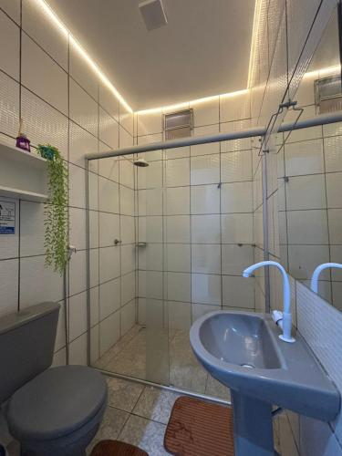 a bathroom with a toilet and a sink at Rodrigues AP Apartamento em Barreirinhas in Barreirinhas